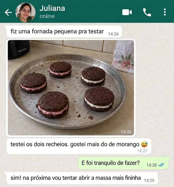 Conversa no WhatsApp com a Juliana: “Fiz uma fornada pequena pra testar. Testei os dois recheios, gostei mais do de morango.” Foi tranquilo de fazer; na próxima vai abrir a massa mais fininha.